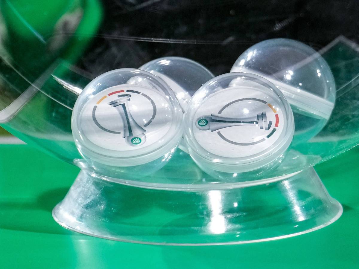 Die Loskugeln des DFB-Pokals der Frauen in einer Schüssel.