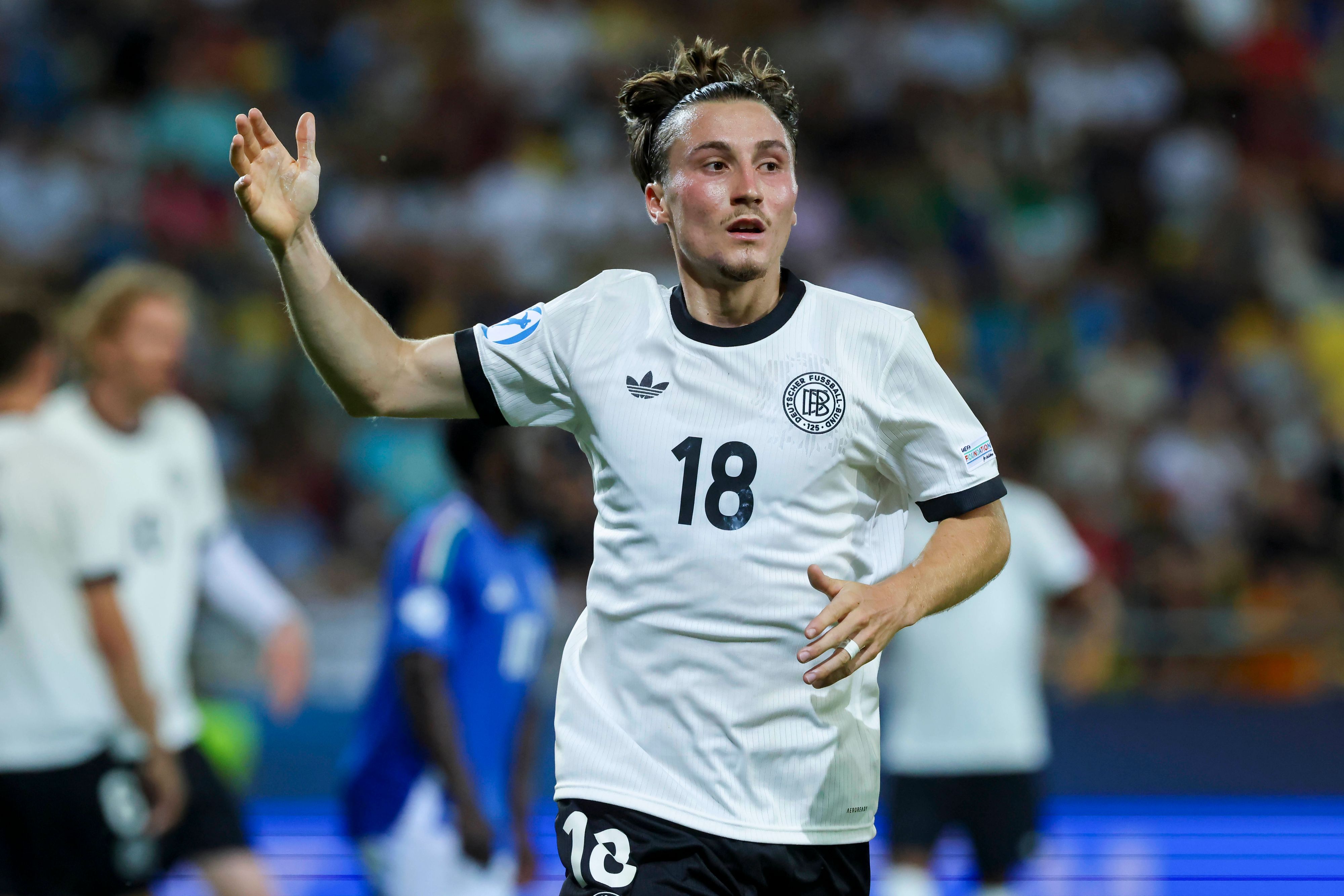 Rocco Reitz auf dem Feld im DFB-Trikot.