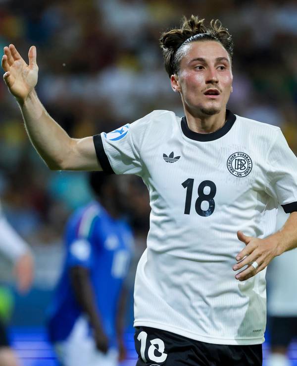 Rocco Reitz auf dem Feld im DFB-Trikot.