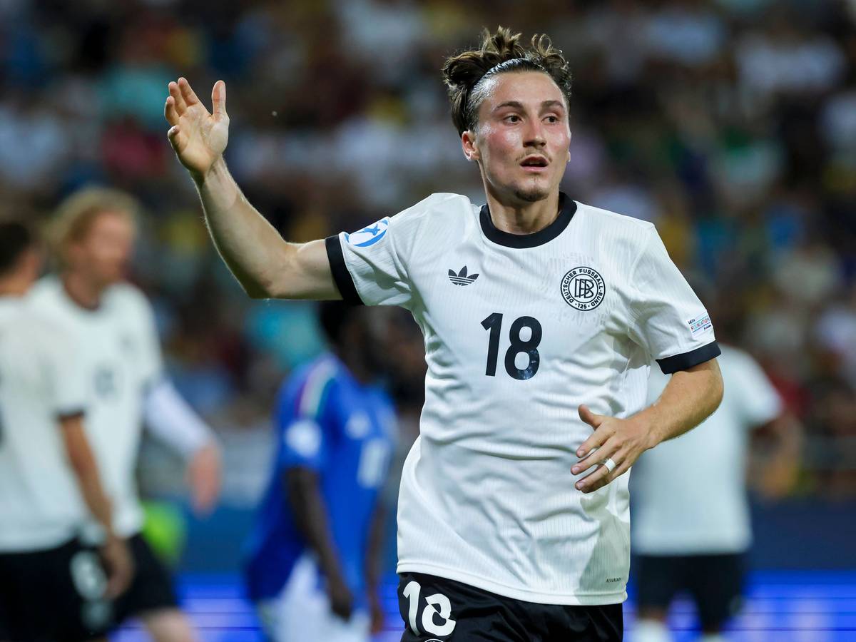 Rocco Reitz auf dem Feld im DFB-Trikot.