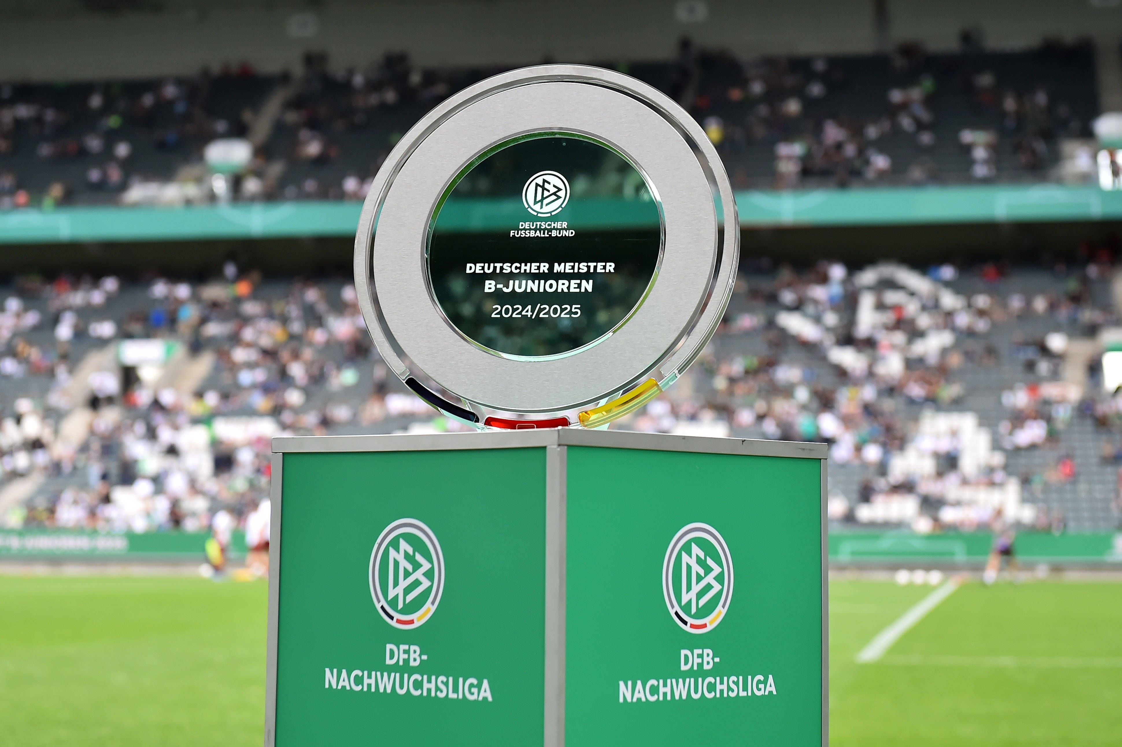 Die Meisterschale der B-Junioren auf einem Sockel des DFB im Borussia-Park.