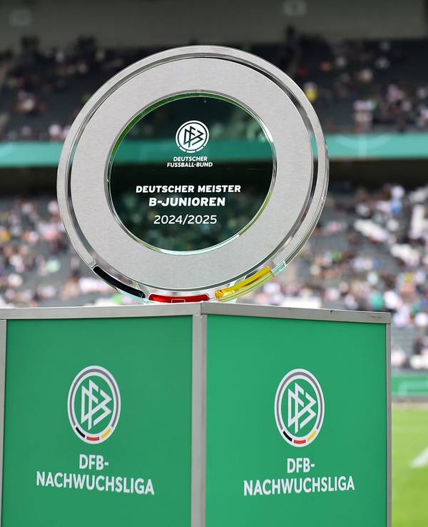 Die Meisterschale der B-Junioren auf einem Sockel des DFB im Borussia-Park.