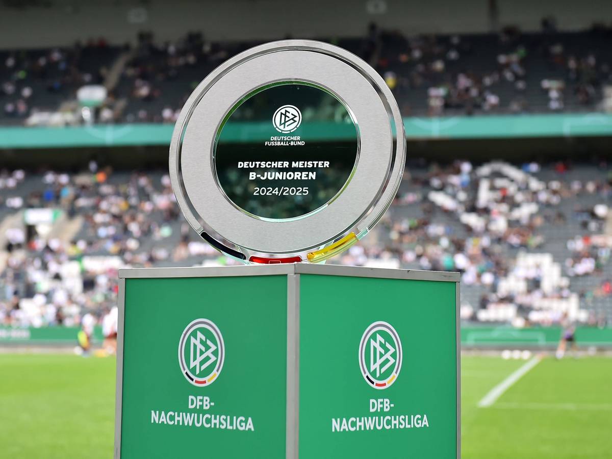Die Meisterschale der B-Junioren auf einem Sockel des DFB im Borussia-Park.