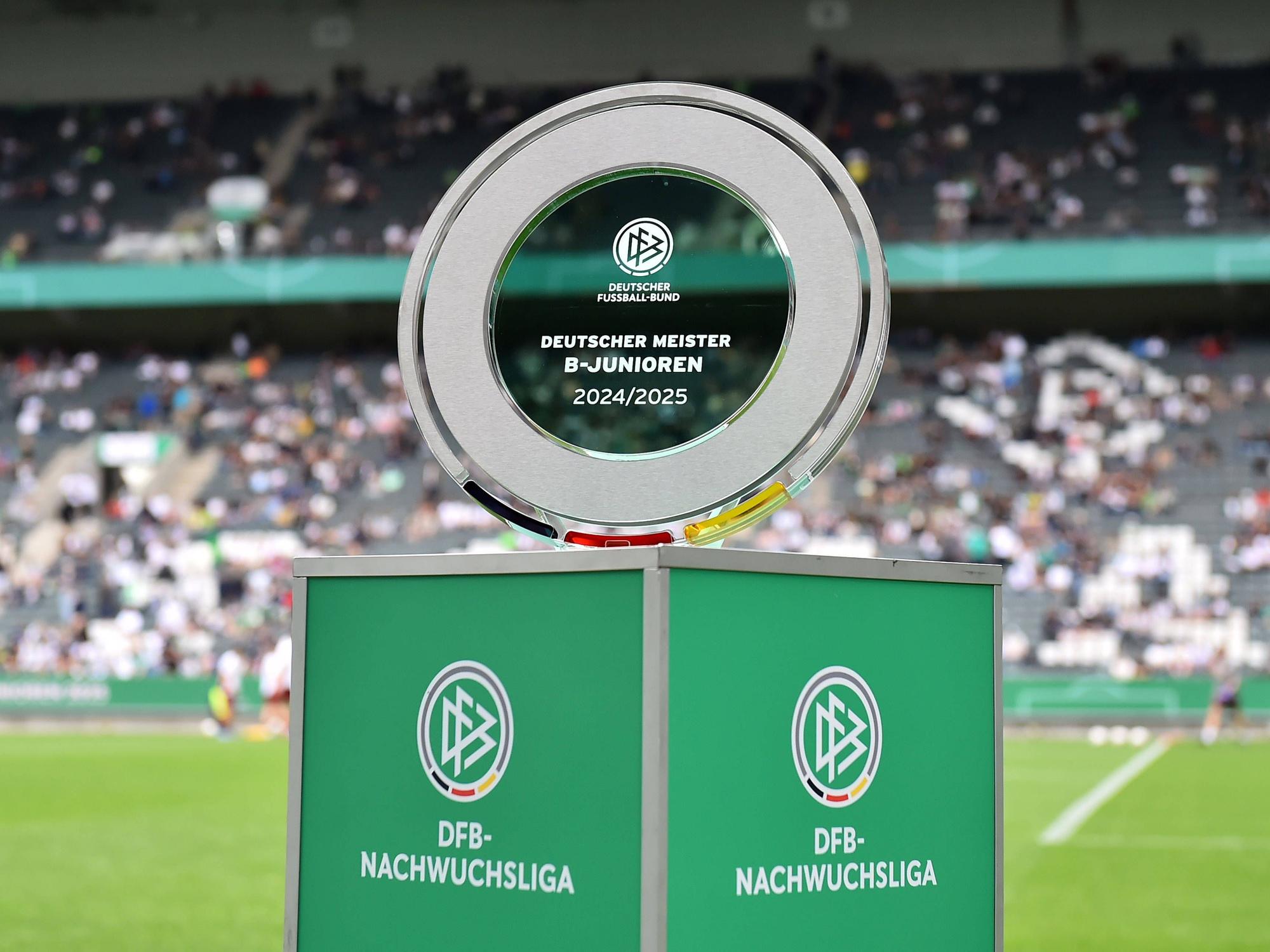 Die Meisterschale der B-Junioren auf einem Sockel des DFB im Borussia-Park.