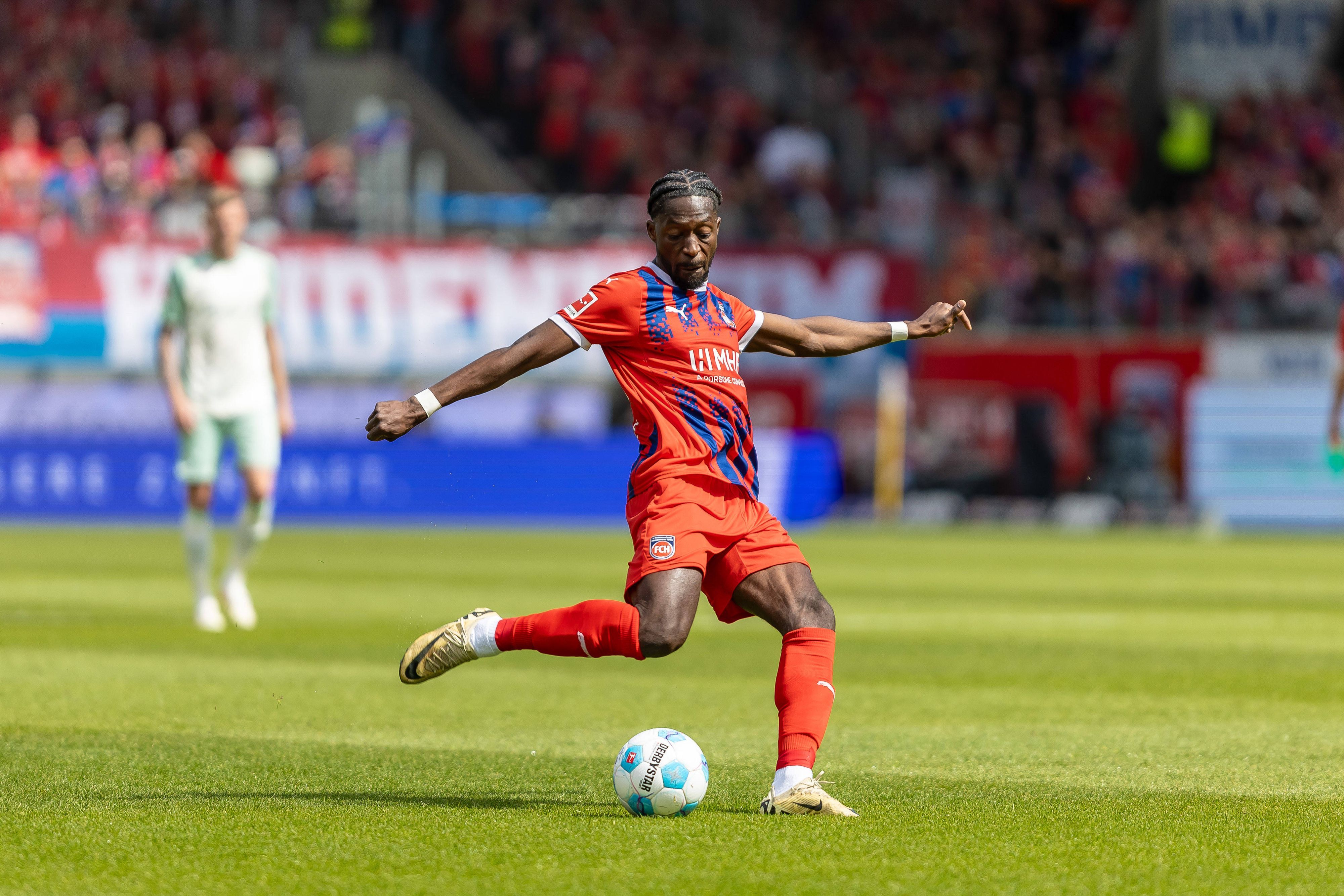 Omar Traoré schlägt eine Flanke.