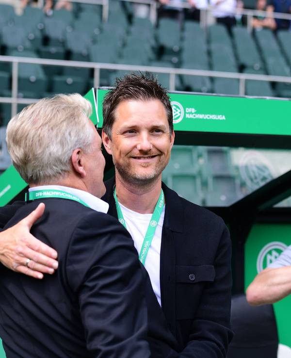 Mirko Sandmöller und Dr. Stefan Stegemann herzen sich mit Medaille um den Hals.