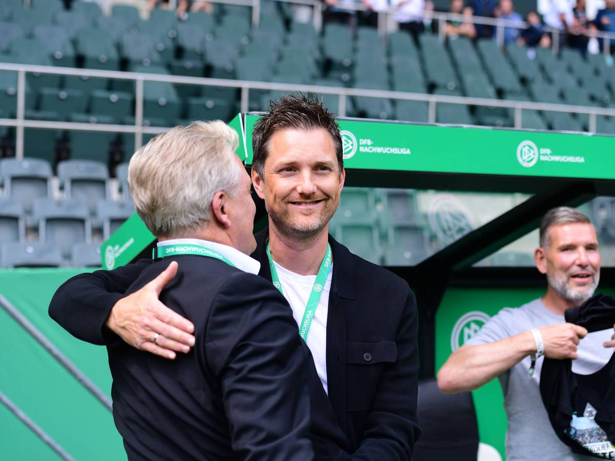 Mirko Sandmöller und Dr. Stefan Stegemann herzen sich mit Medaille um den Hals.