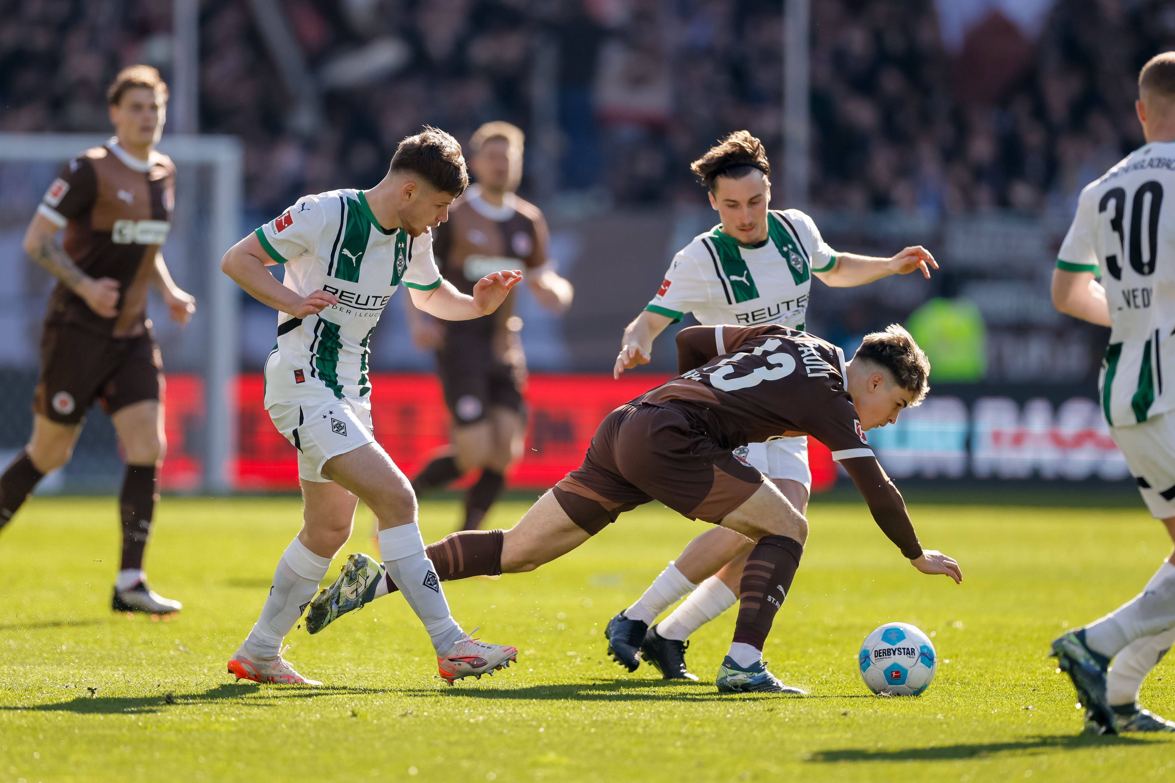 Lukas Ullrich und Rocco Reitz für Gladbach in einem Zweikampf.