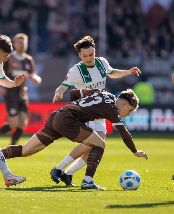Lukas Ullrich und Rocco Reitz für Gladbach in einem Zweikampf.