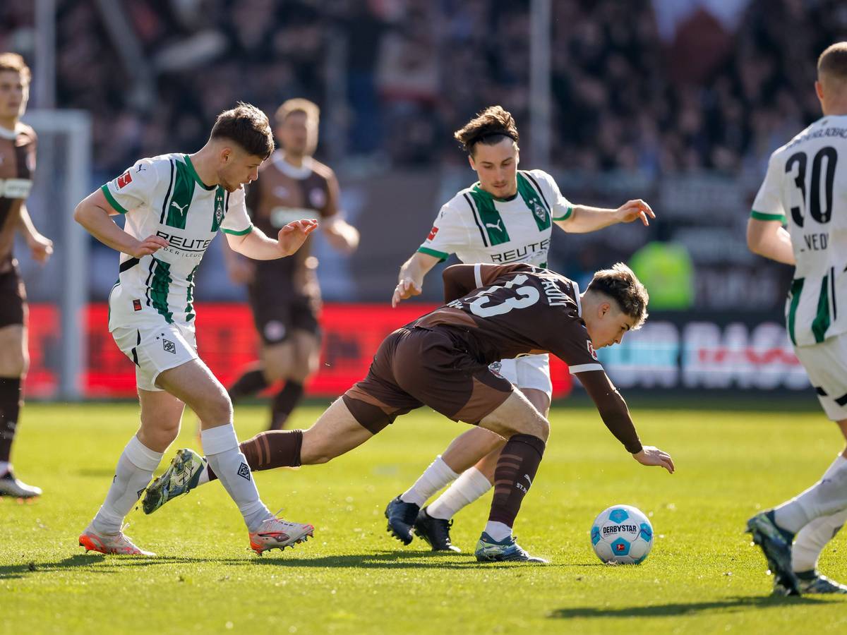 Lukas Ullrich und Rocco Reitz für Gladbach in einem Zweikampf.