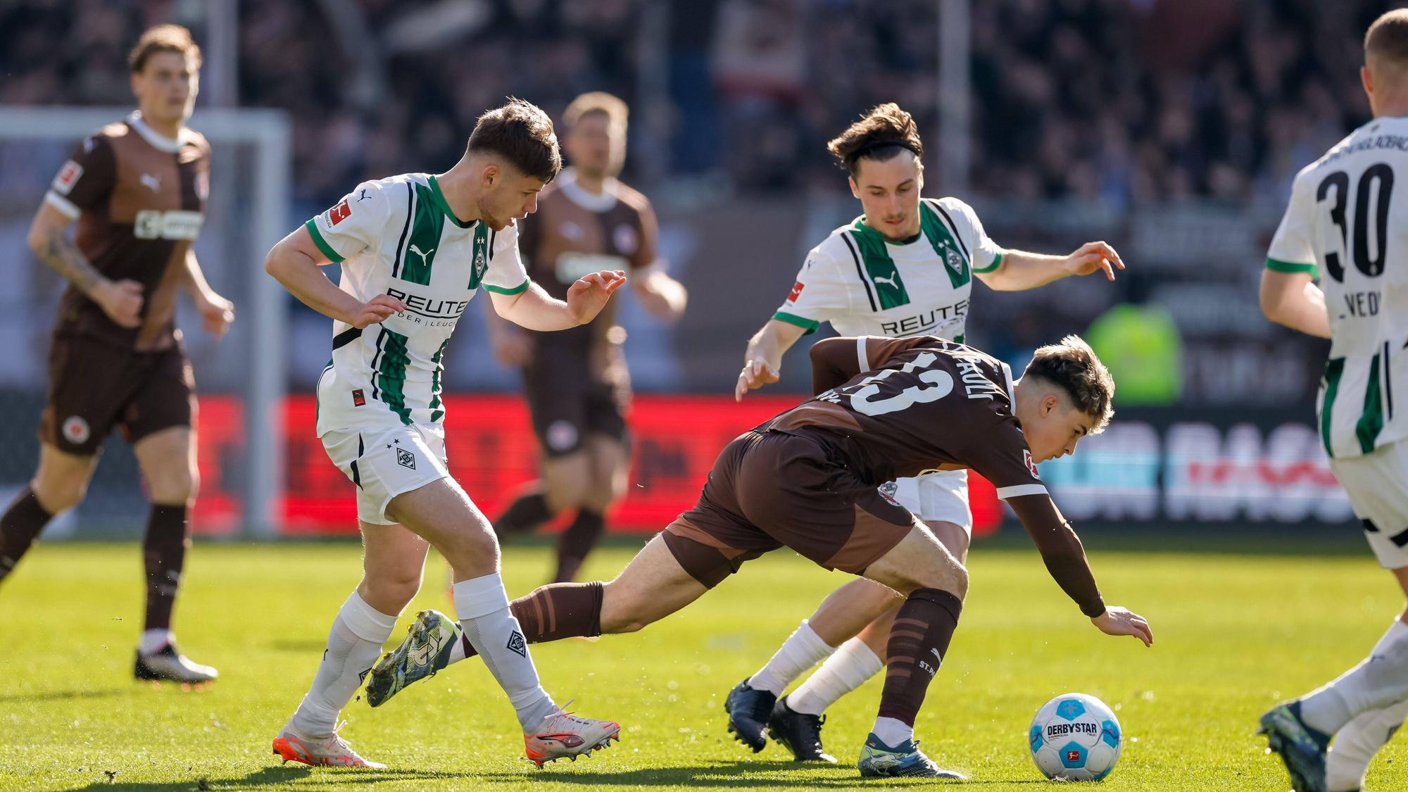 Lukas Ullrich und Rocco Reitz für Gladbach in einem Zweikampf.