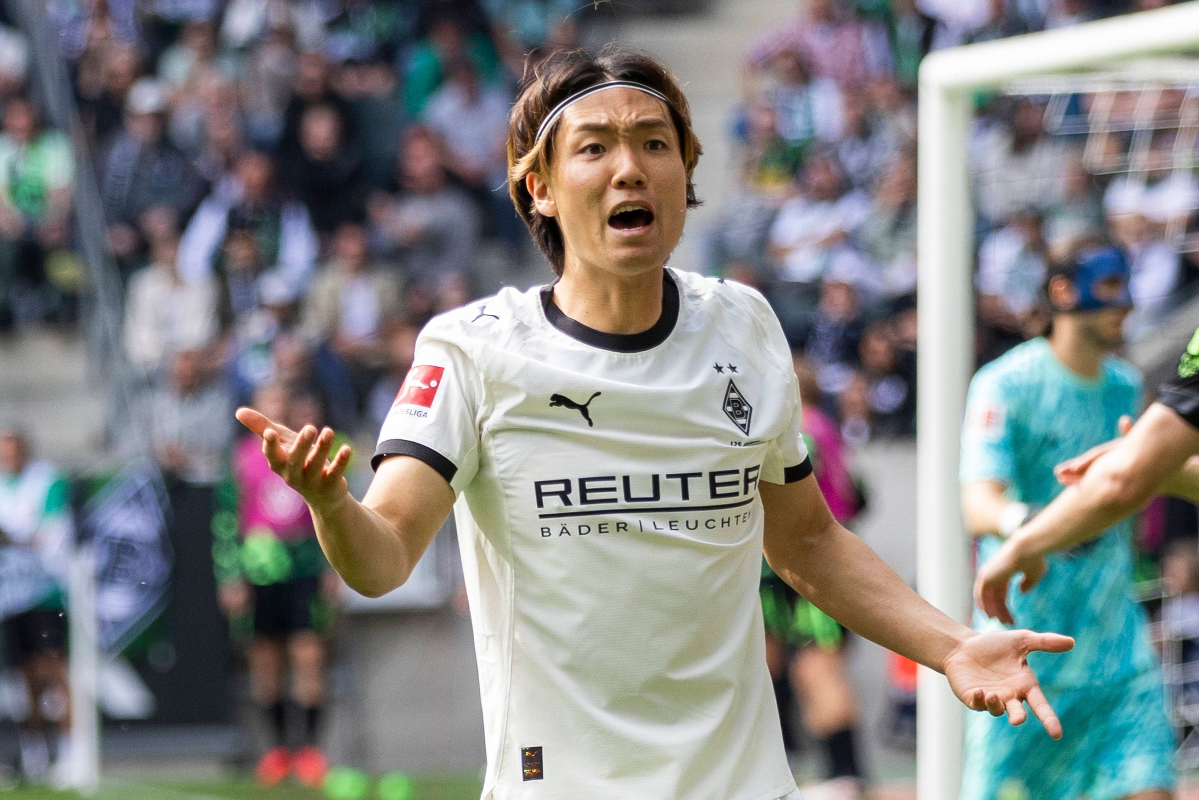 Ko Itakura beschwert sich beim Schiedsrichter.