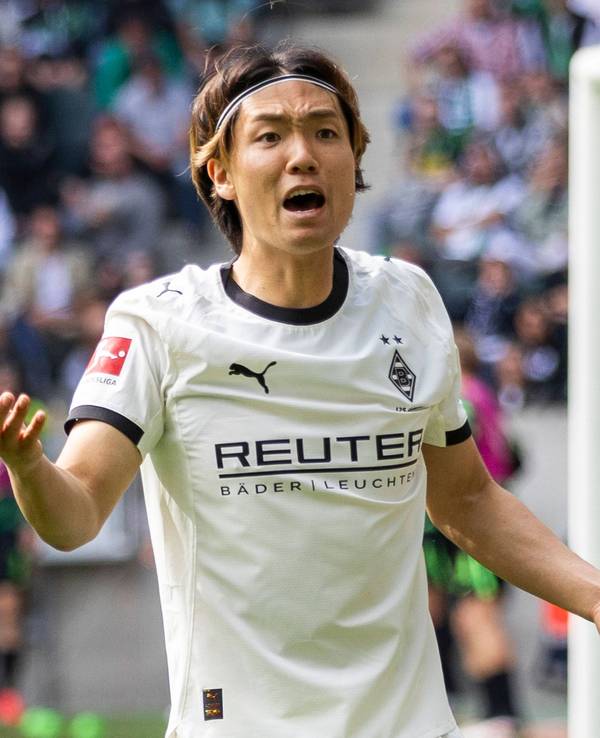 Ko Itakura beschwert sich beim Schiedsrichter.
