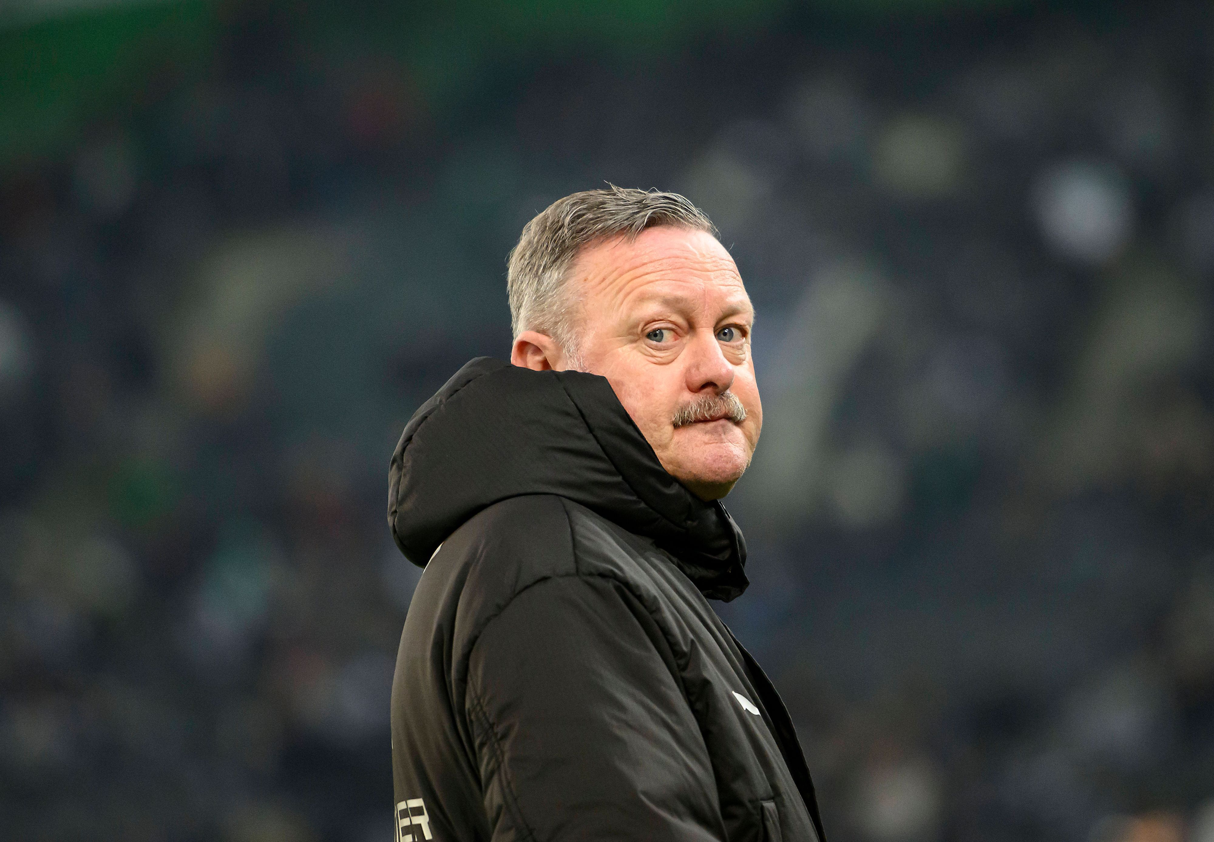 Roland Virkus schaut über die eigene Schulter.