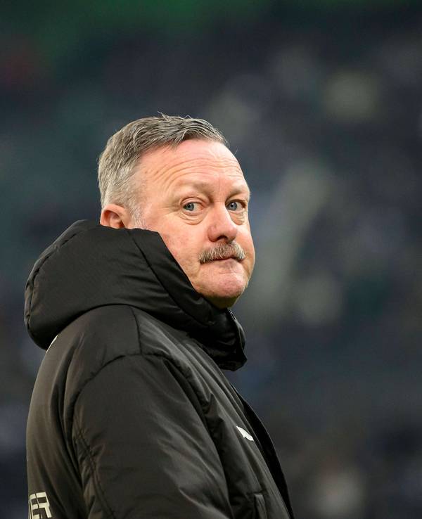 Roland Virkus schaut über die eigene Schulter.