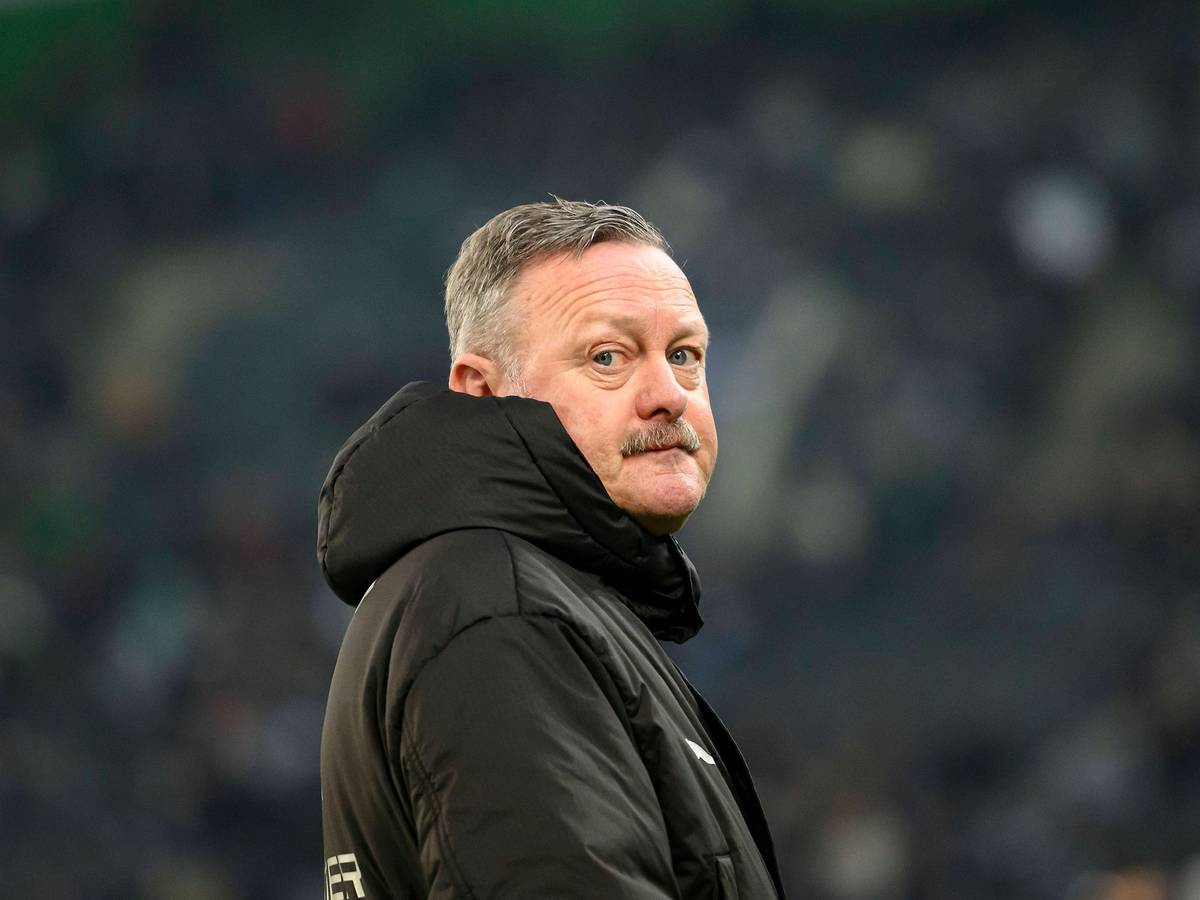 Roland Virkus schaut über die eigene Schulter.