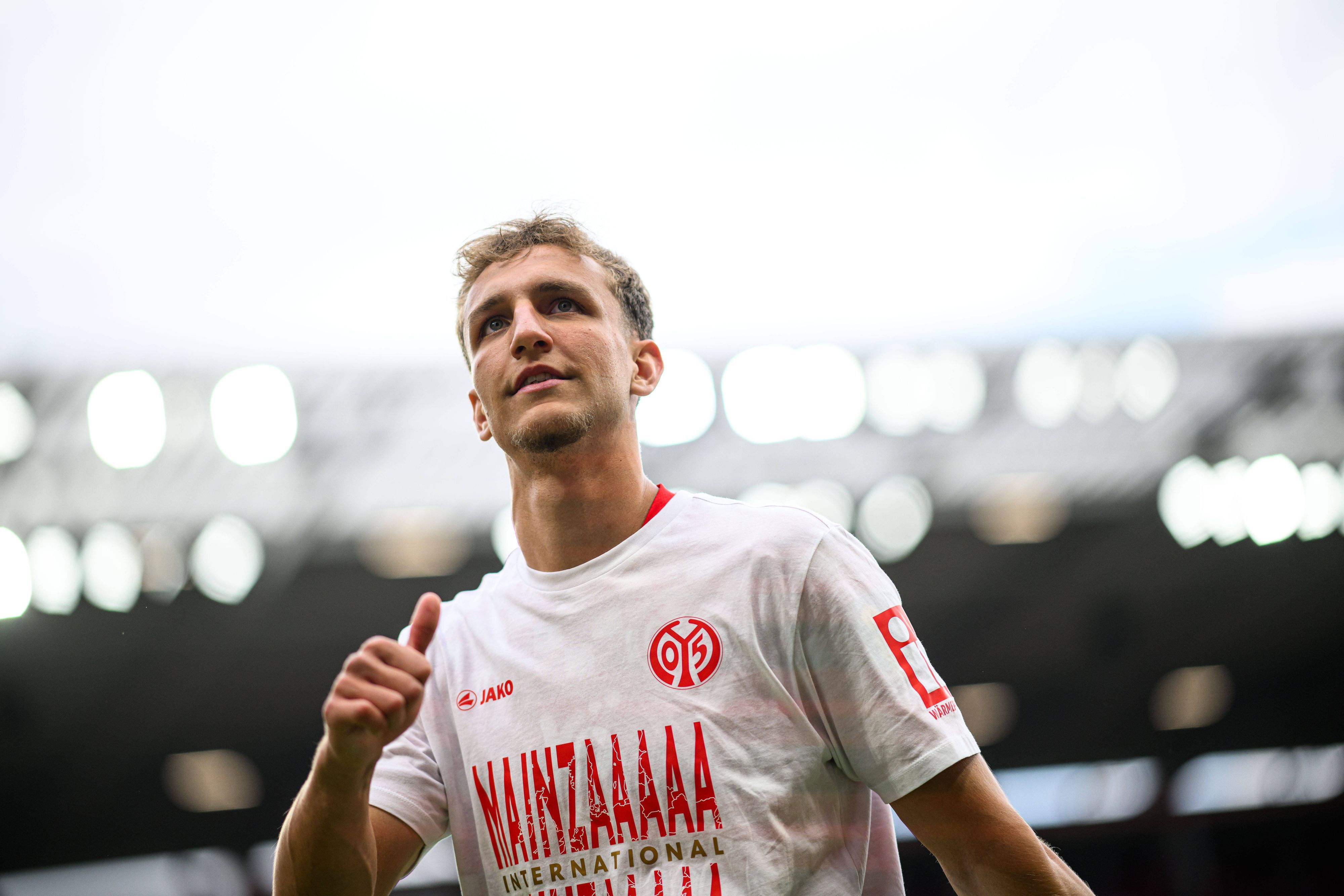 Nelson Weiper im T-Shirt des 1. FSV Mainz 05.