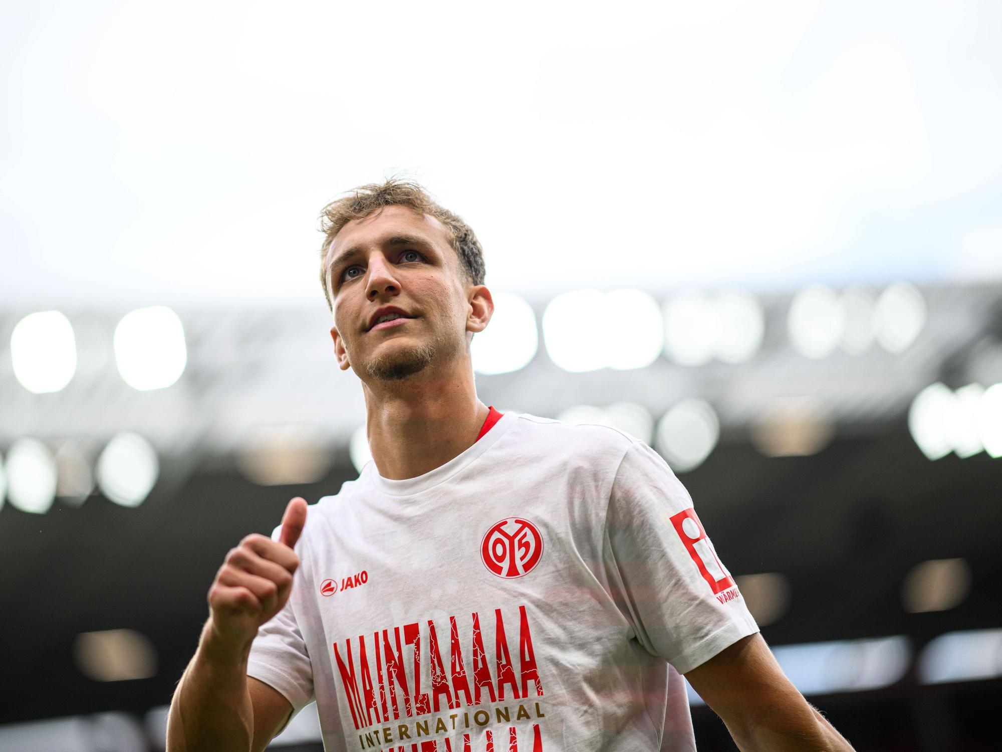 Nelson Weiper im T-Shirt des 1. FSV Mainz 05.