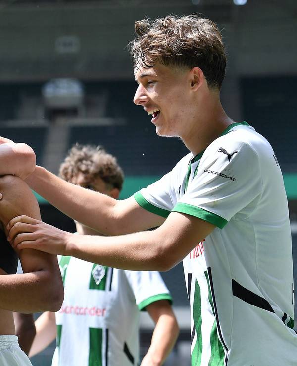 Can Armando Güner (2.v.l.) jubelt nach seinem Treffer mit seinen Teamkollegen.