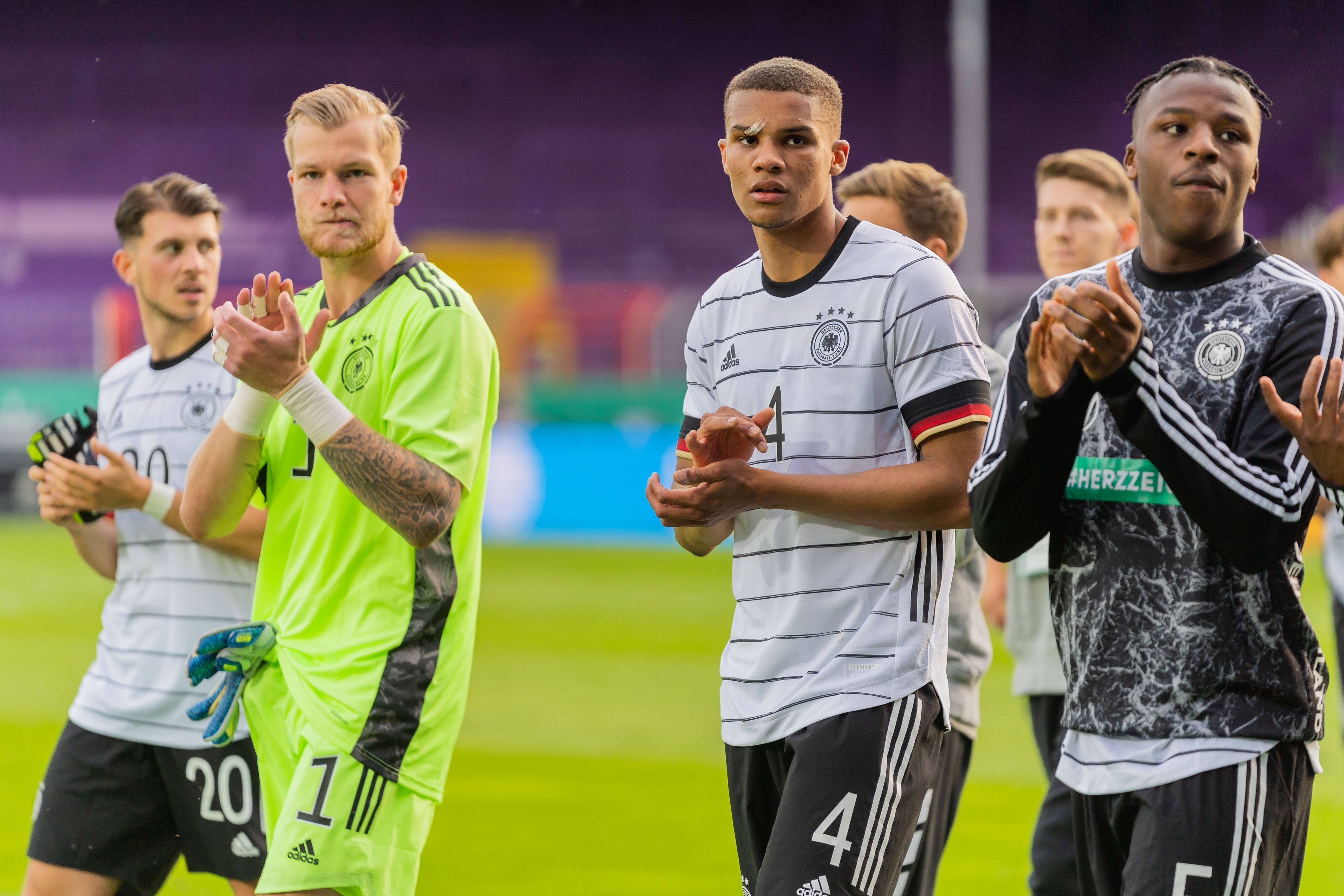 Malick Thiaw und Armel Bella-Kotchap applaudieren den Fans.