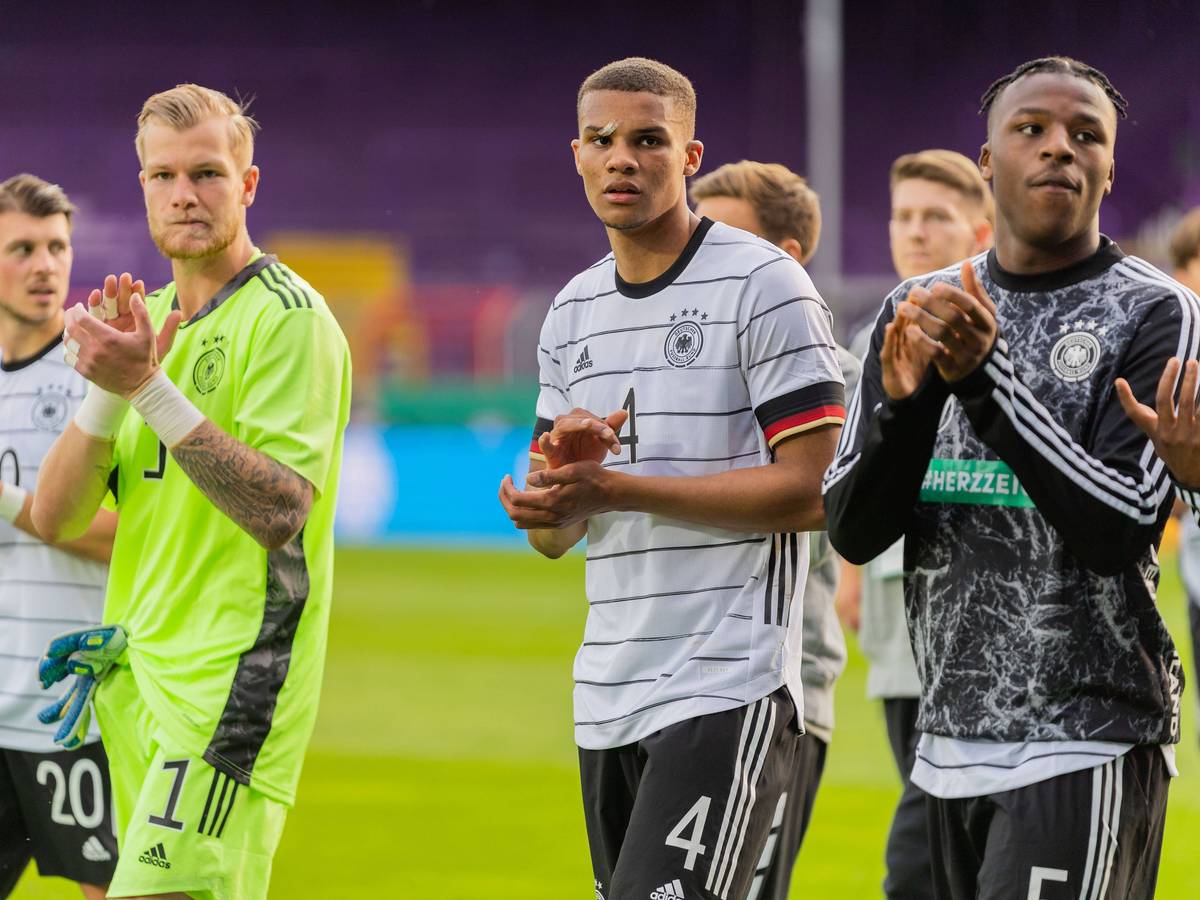 Malick Thiaw und Armel Bella-Kotchap applaudieren den Fans.