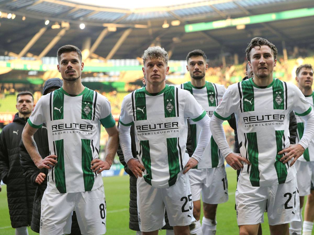 Julian Weigl, Robin Hack und Rocco Reitz in der Kurve.
