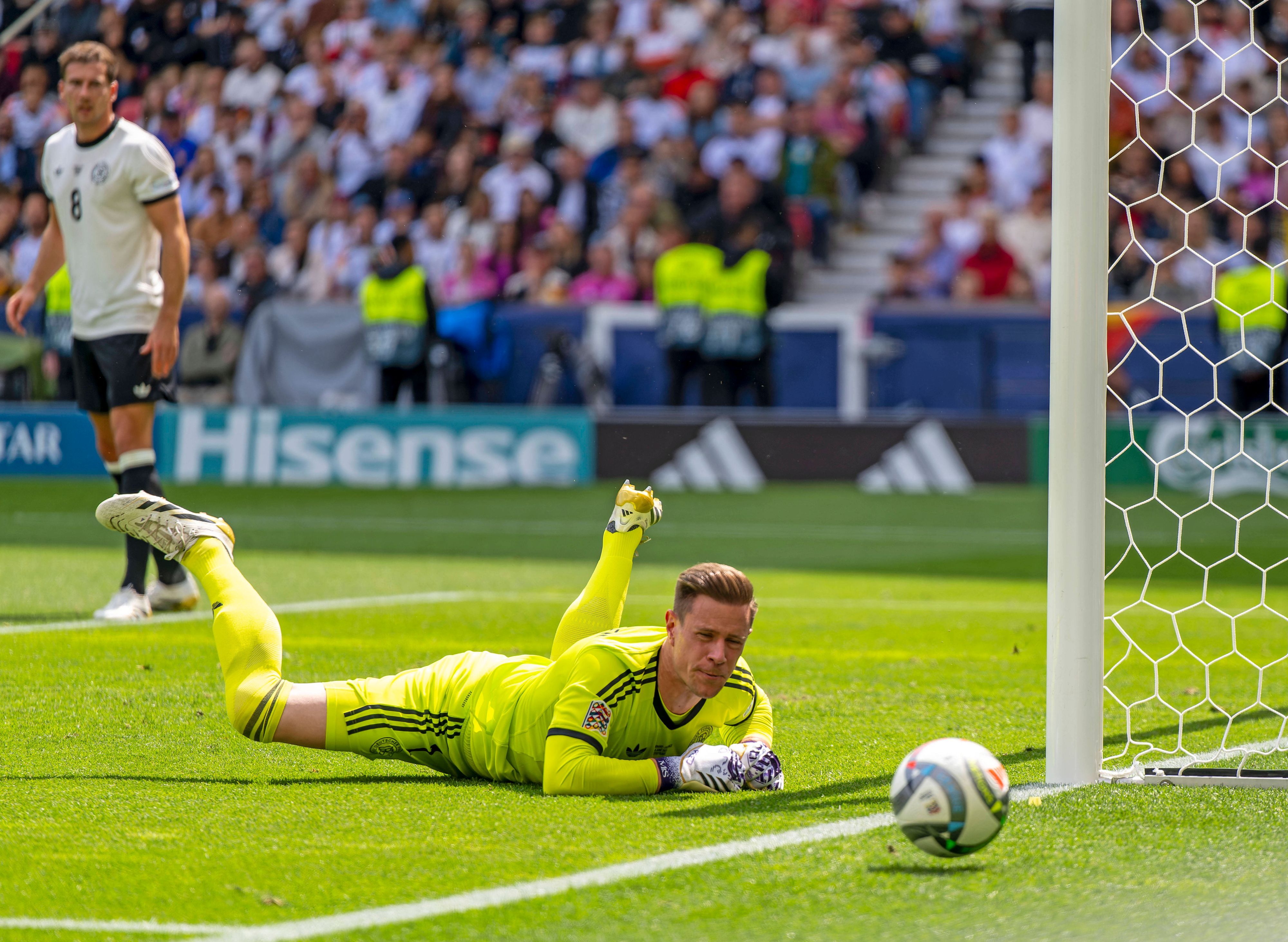 Marc-André ter Stegen liegt auf dem Boden und schaut dem Ball hinterher.