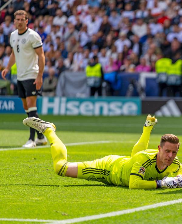 Marc-André ter Stegen liegt auf dem Boden und schaut dem Ball hinterher.