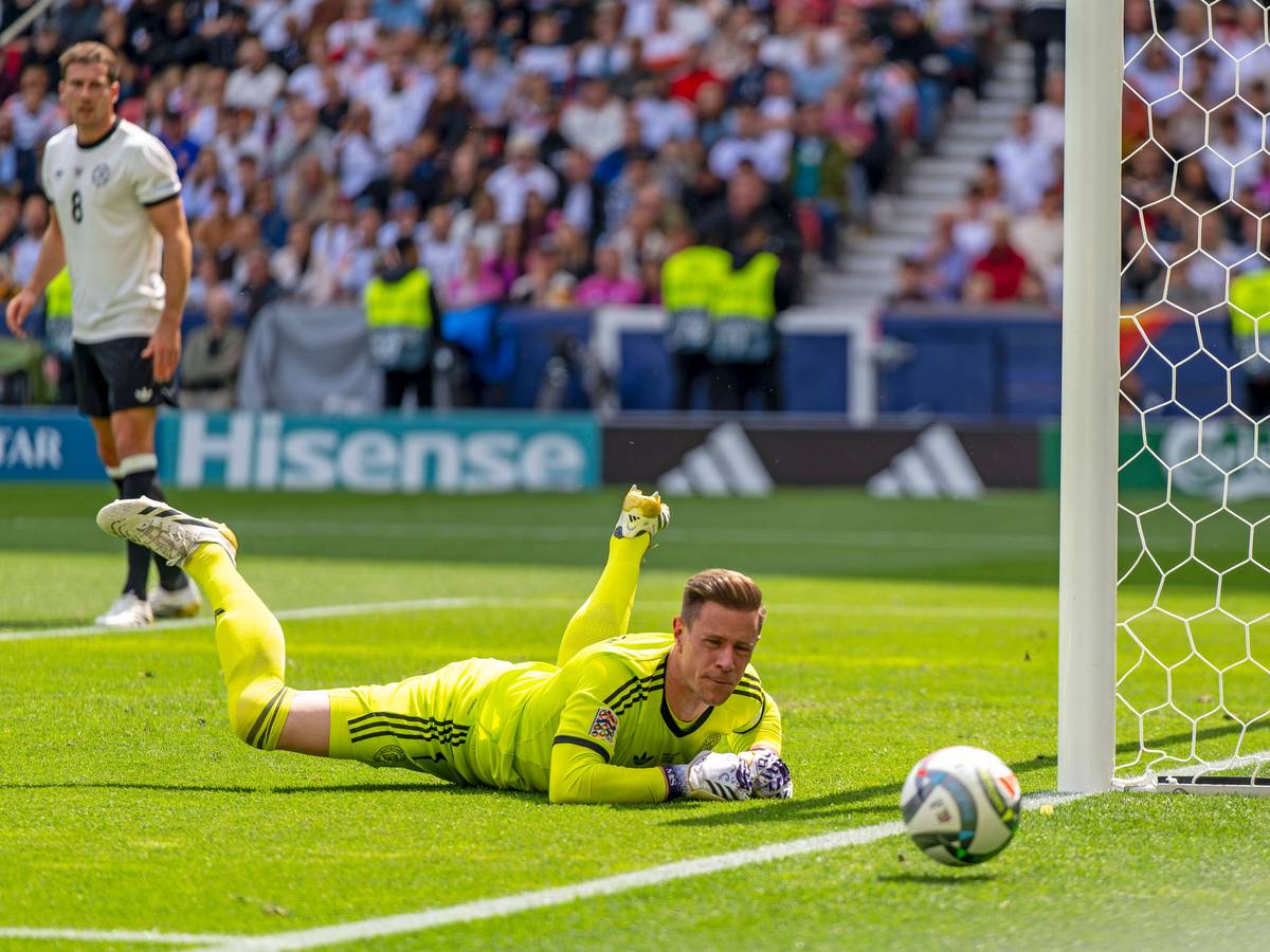 Marc-André ter Stegen liegt auf dem Boden und schaut dem Ball hinterher.