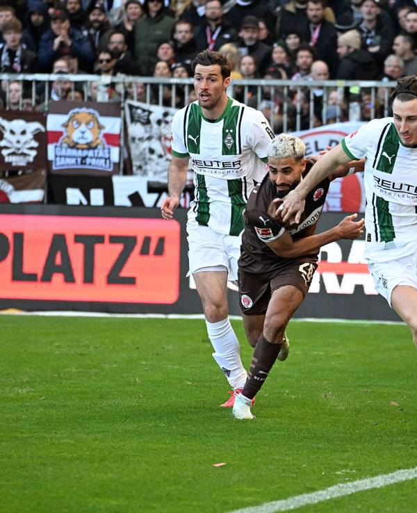 Elias Saad im Zweikampf mit Rocco Reitz am 6. April 2025.