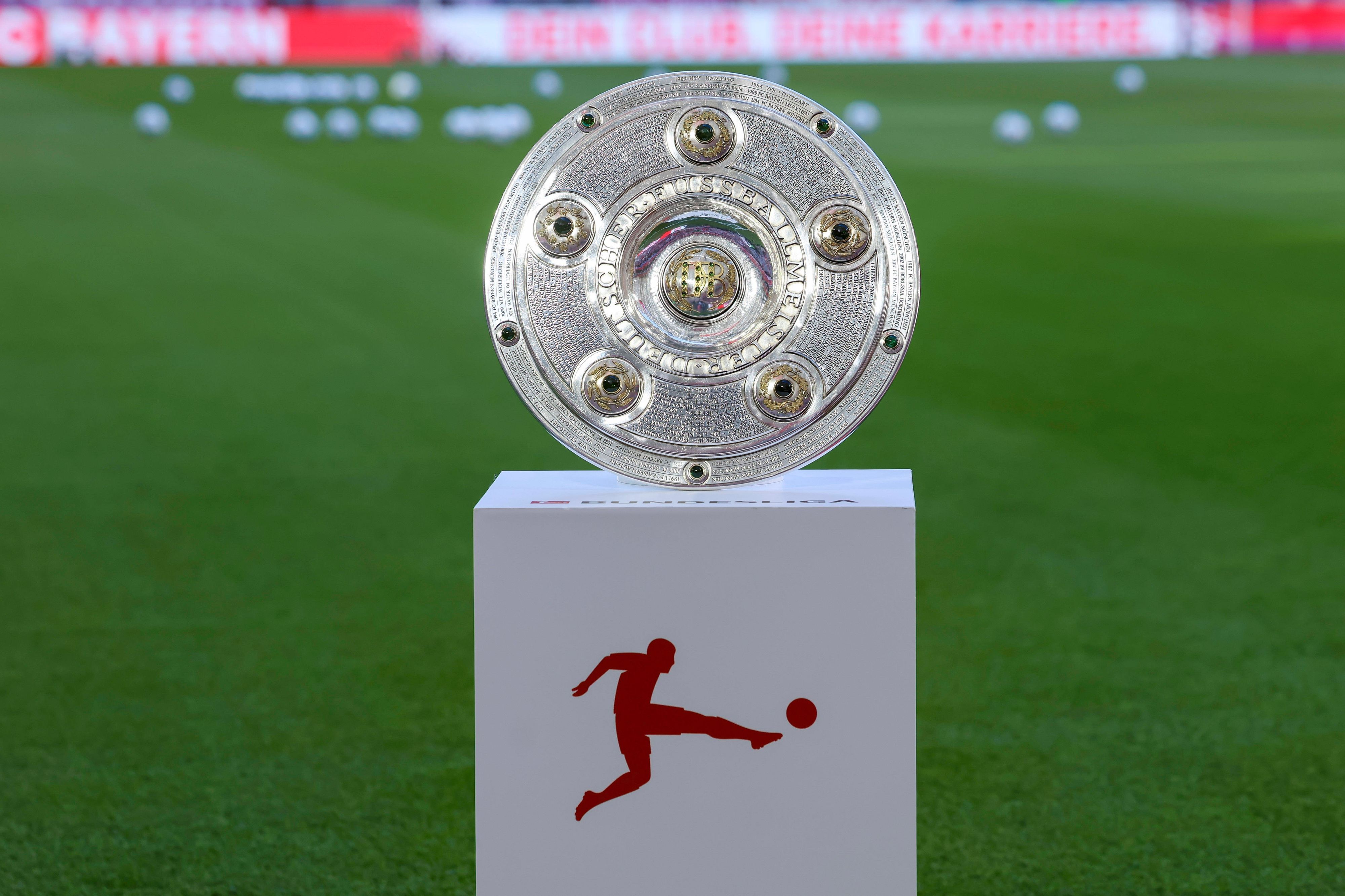 Die Meisterschale für den Deutschen Meister steht auf einem Tisch.
