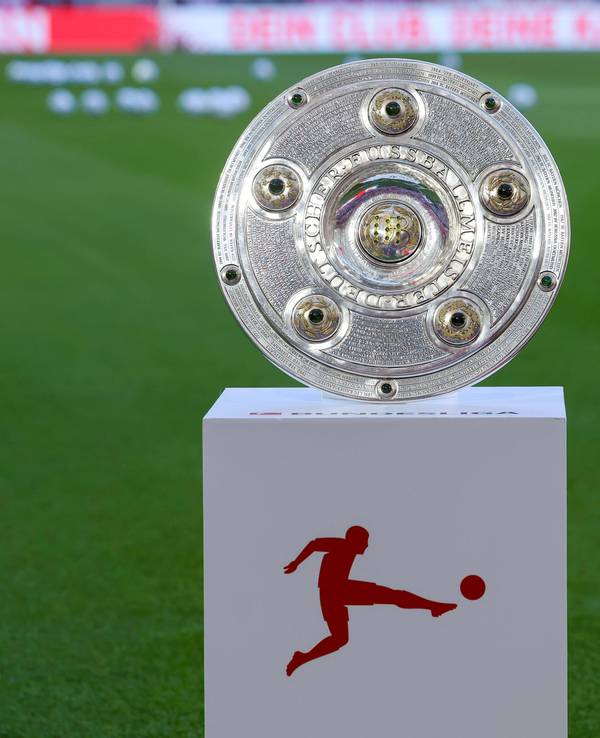 Die Meisterschale für den Deutschen Meister steht auf einem Tisch.