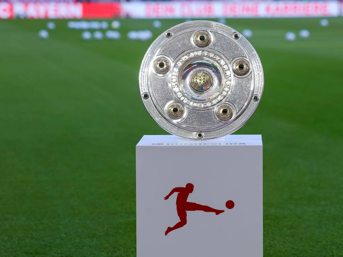Die Meisterschale für den Deutschen Meister steht auf einem Tisch.