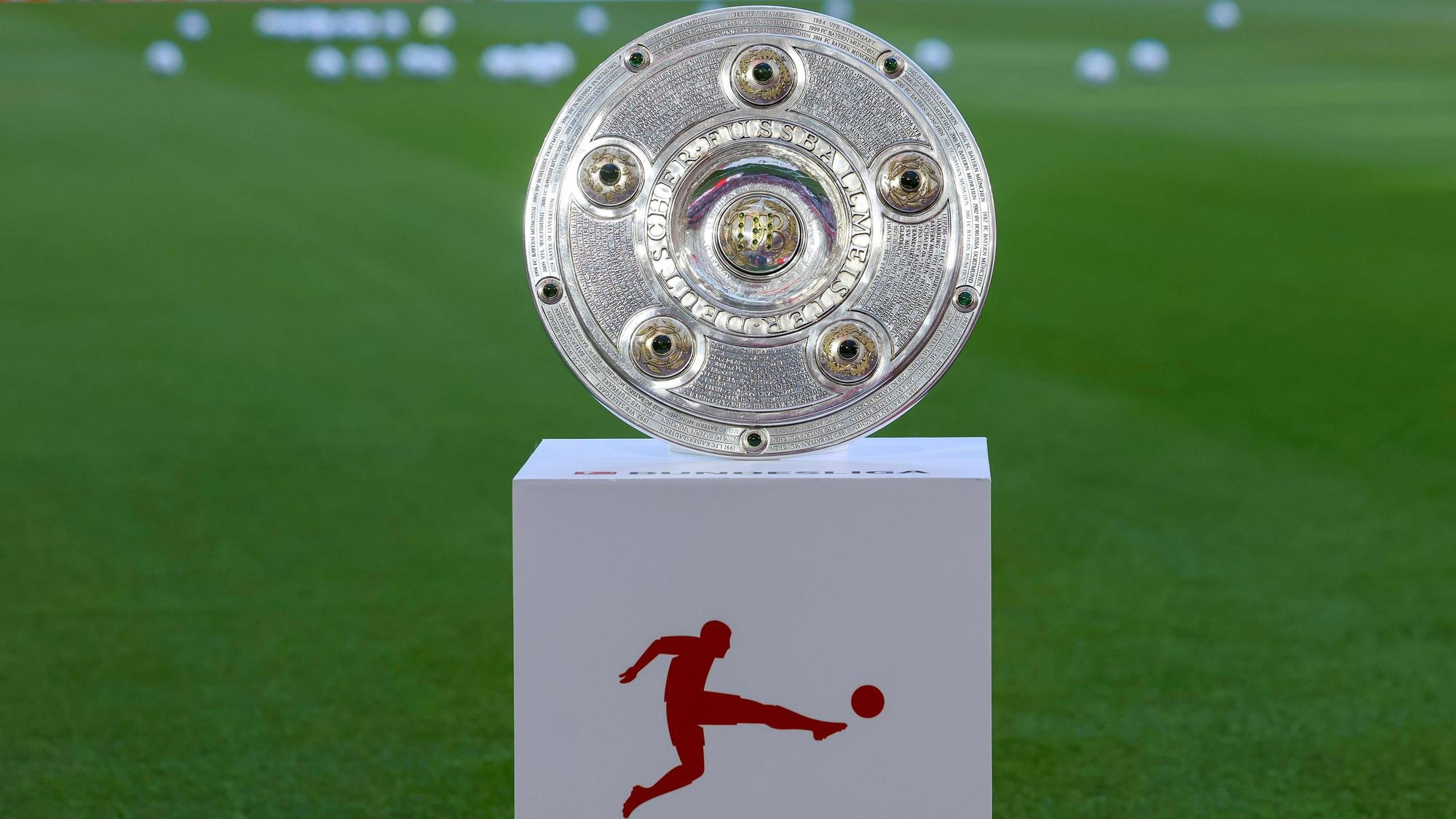 Die Meisterschale für den Deutschen Meister steht auf einem Tisch.