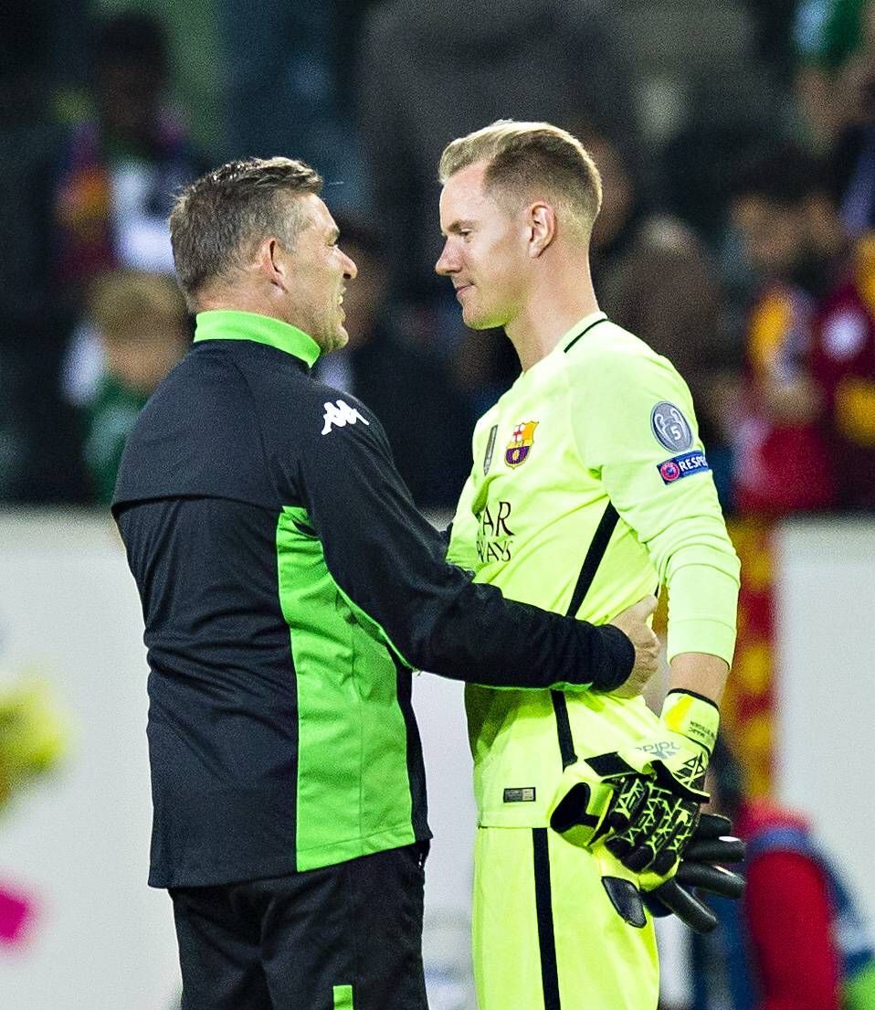 Uwe Kamps und Marc-André ter Stegen begrüßen sich vor einem Spiel in der Champions League.