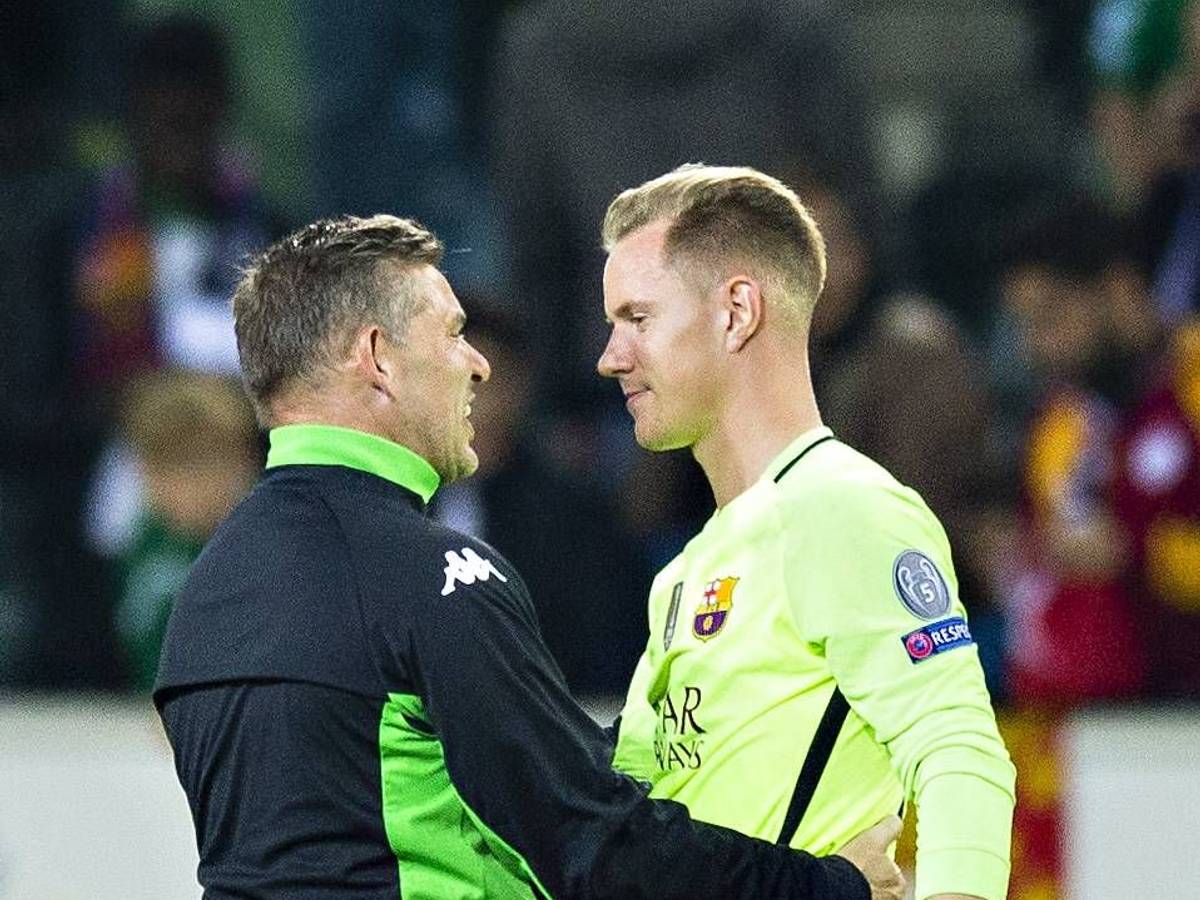 Uwe Kamps und Marc-André ter Stegen begrüßen sich vor einem Spiel in der Champions League.