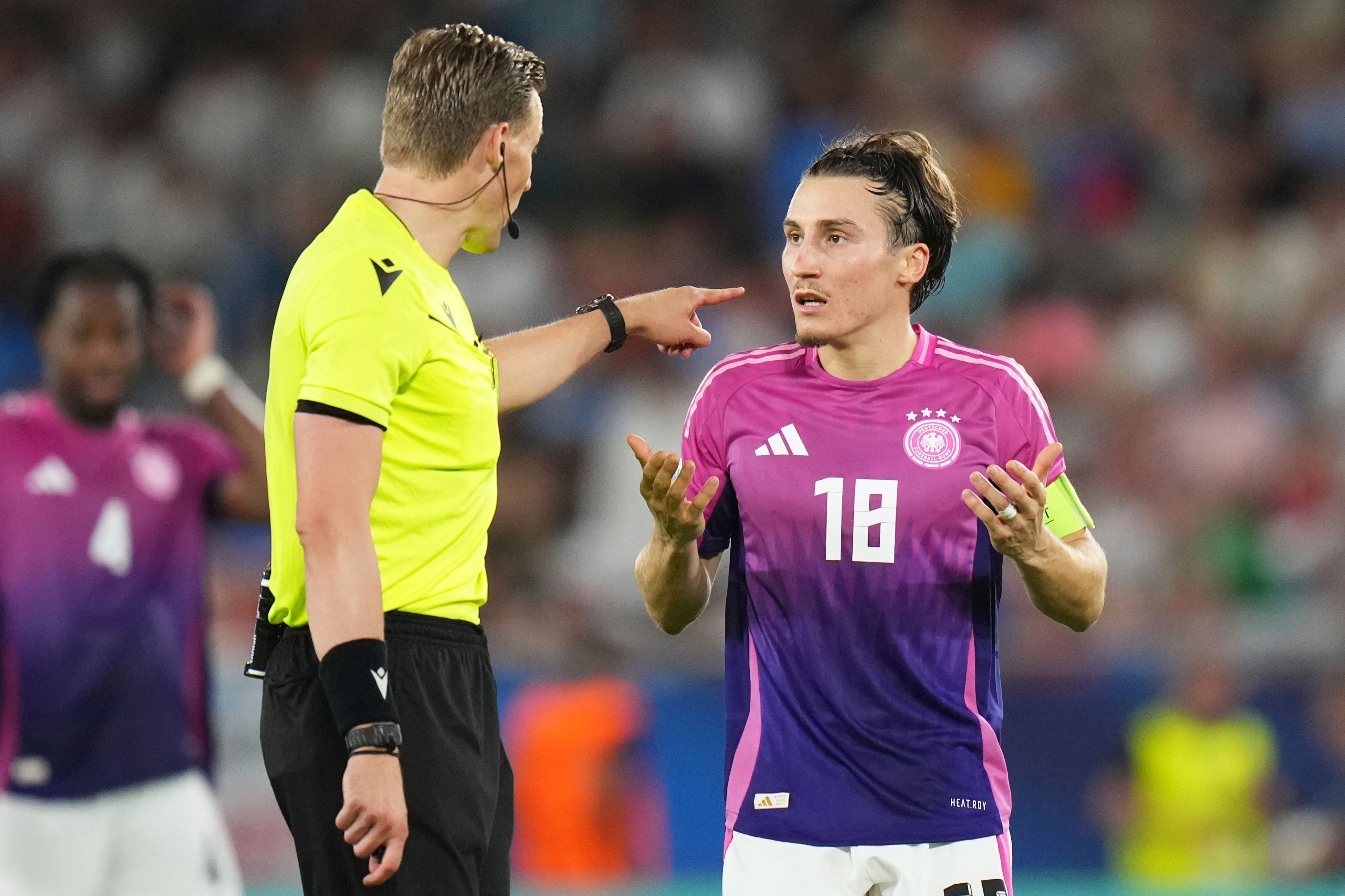 Deutschlands Rocco Reitz diskutiert im FInale der U21-EM mit Schiedsrichter Sander van der Eijk aus den Niederlanden.