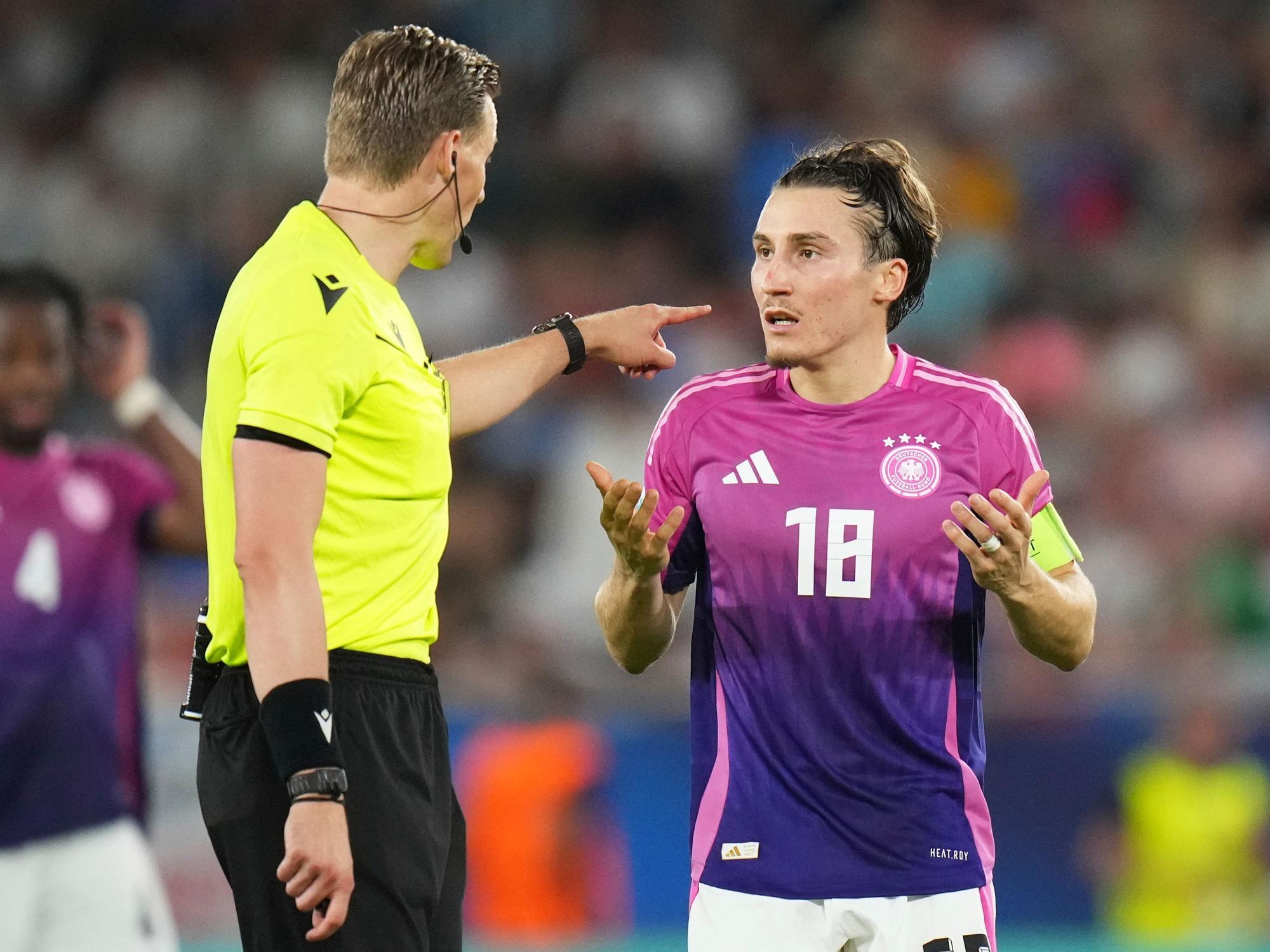 Deutschlands Rocco Reitz diskutiert im FInale der U21-EM mit Schiedsrichter Sander van der Eijk aus den Niederlanden.