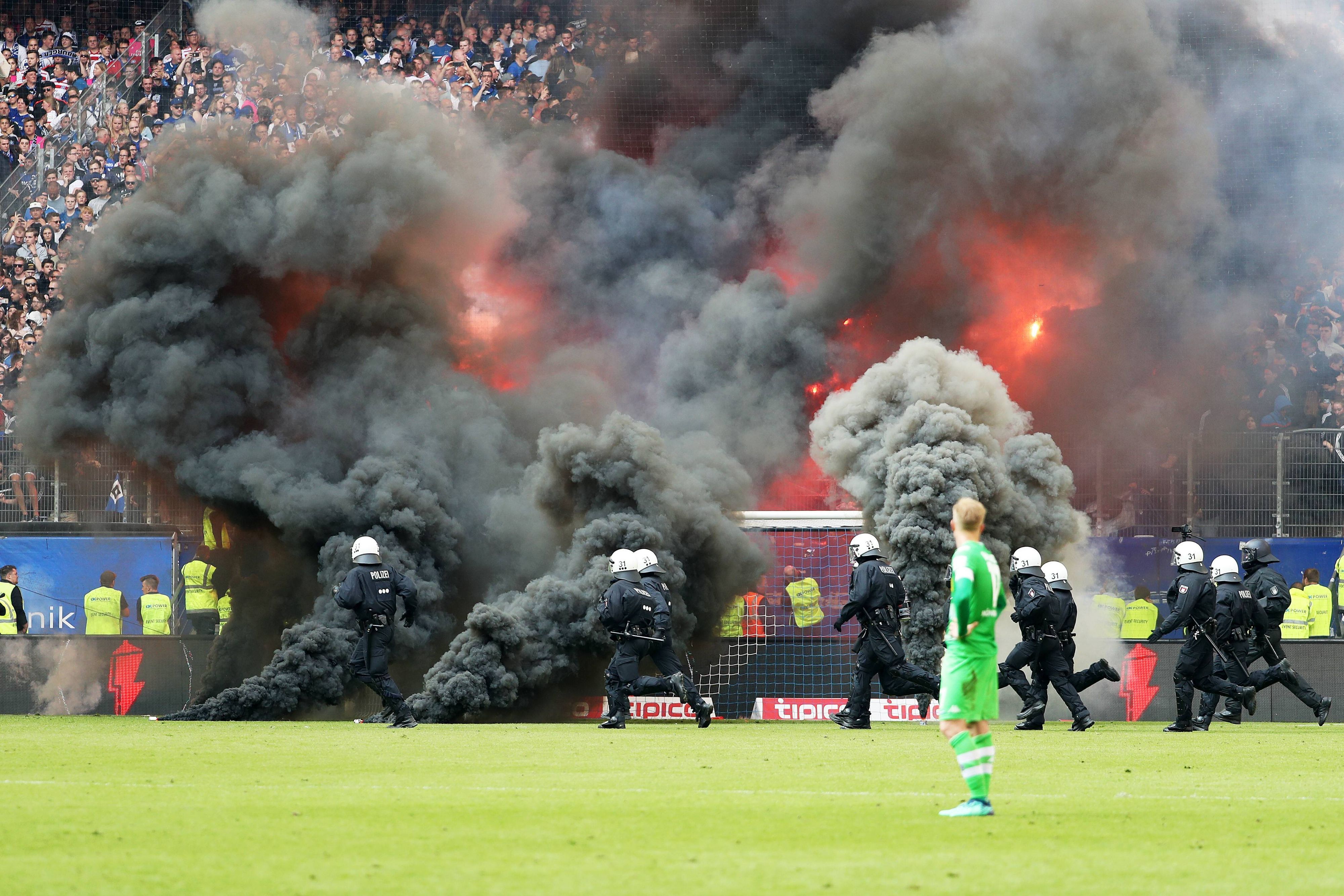 Ausschreitungen beim Spiel zwischen dem Hamburger SV und Borussia Mönchengladbach.