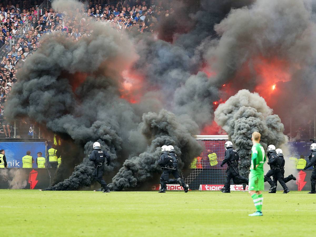 Ausschreitungen beim Spiel zwischen dem Hamburger SV und Borussia Mönchengladbach.