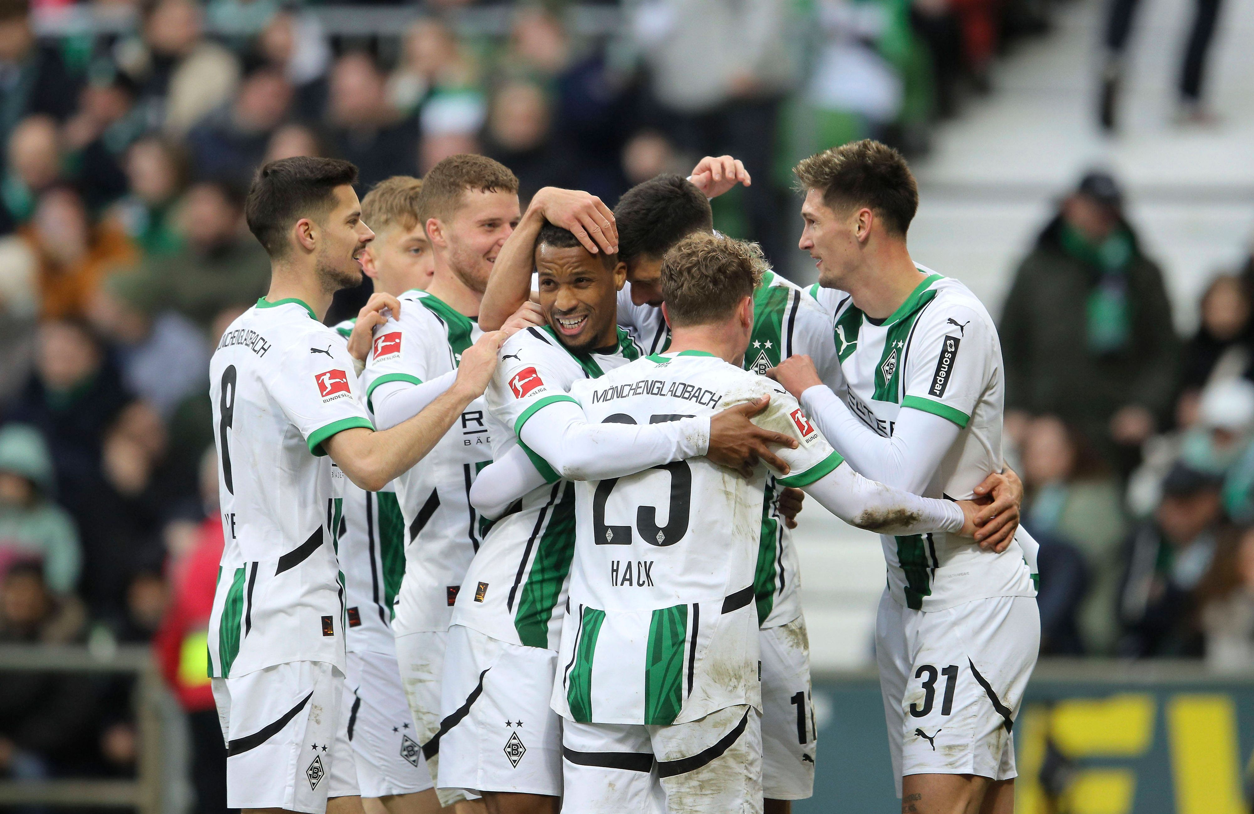 Spieler von Borussia Mönchengladbach jubeln im Weserstadion.