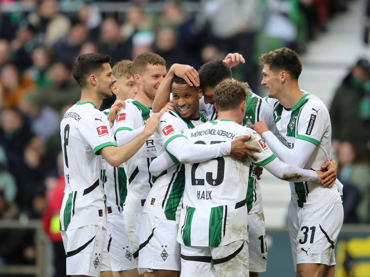 Spieler von Borussia Mönchengladbach jubeln im Weserstadion.