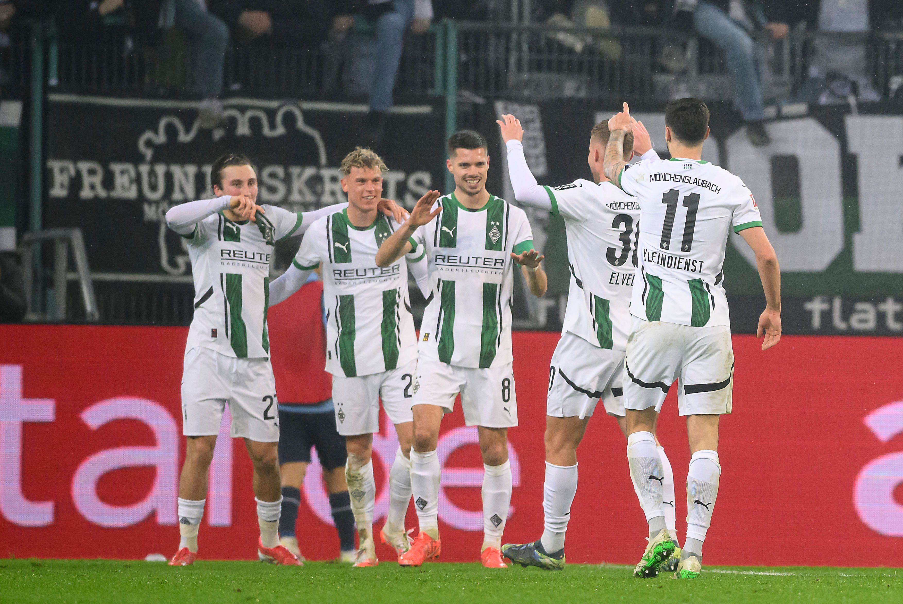 Von links nach rechts: Rocco Reitz, Robin Hack, Julian Weigl, Nico Elvedi, Tim Kleindienst klatschen sich ab.