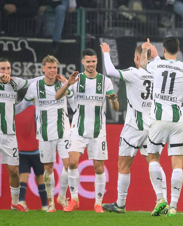 Von links nach rechts: Rocco Reitz, Robin Hack, Julian Weigl, Nico Elvedi, Tim Kleindienst klatschen sich ab.