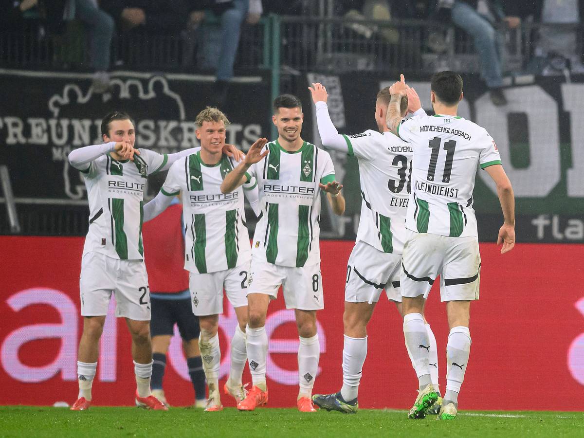 Von links nach rechts: Rocco Reitz, Robin Hack, Julian Weigl, Nico Elvedi, Tim Kleindienst klatschen sich ab.