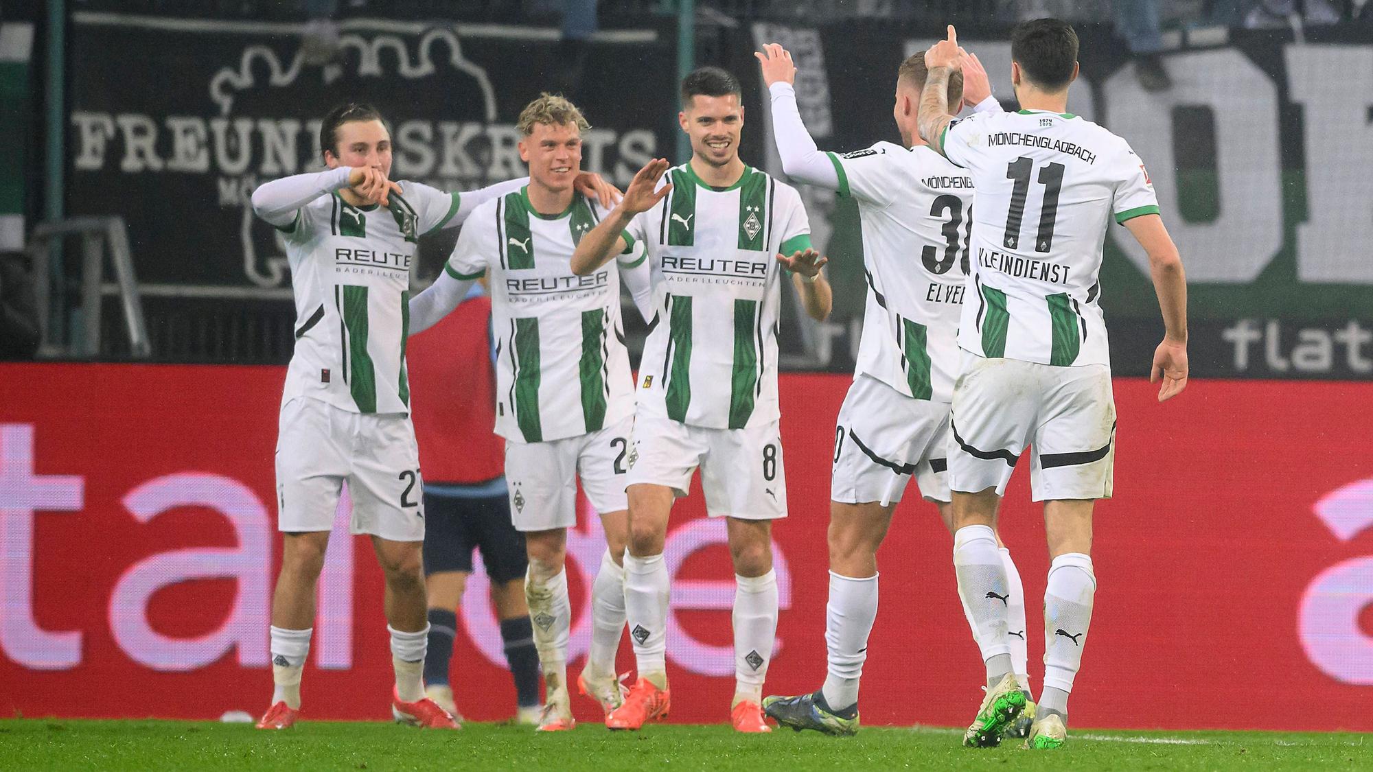 Von links nach rechts: Rocco Reitz, Robin Hack, Julian Weigl, Nico Elvedi, Tim Kleindienst klatschen sich ab.