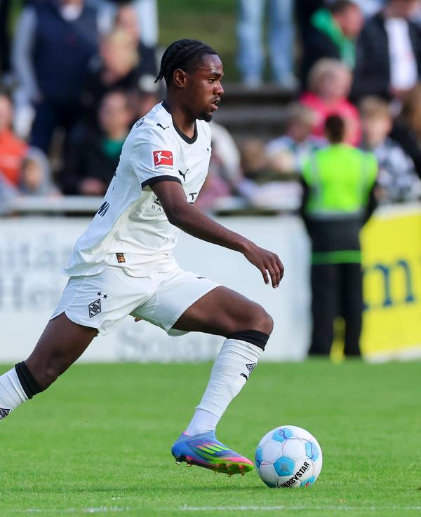 Charles Herrmann spielt den Ball.