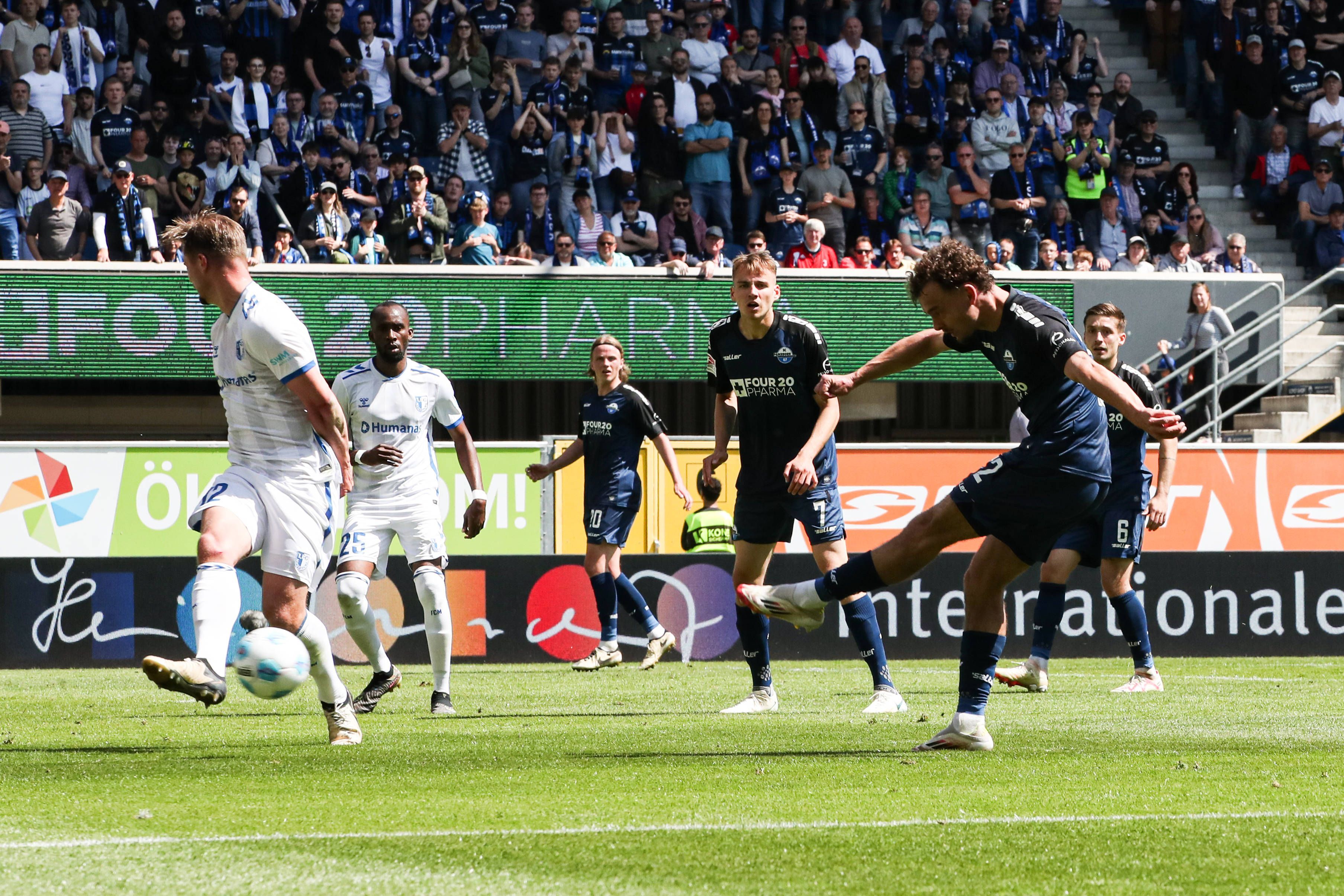 Aaron Zehnter vom SC Paderborn gegen Alexander Ahl Holmström vom 1. FC Magdeburg.