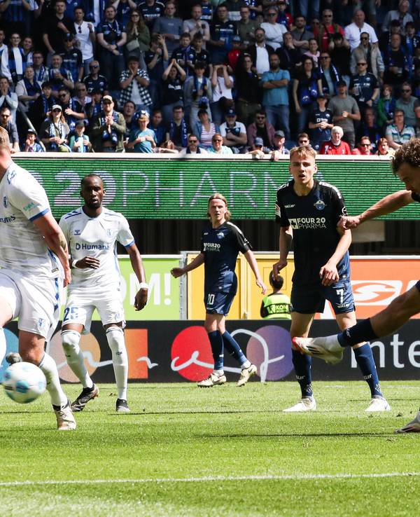 Aaron Zehnter vom SC Paderborn gegen Alexander Ahl Holmström vom 1. FC Magdeburg.