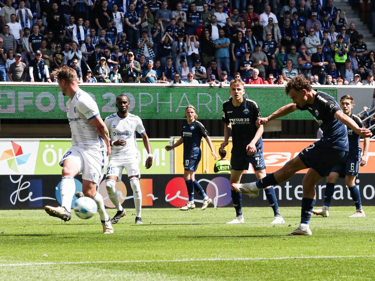 Aaron Zehnter vom SC Paderborn gegen Alexander Ahl Holmström vom 1. FC Magdeburg.
